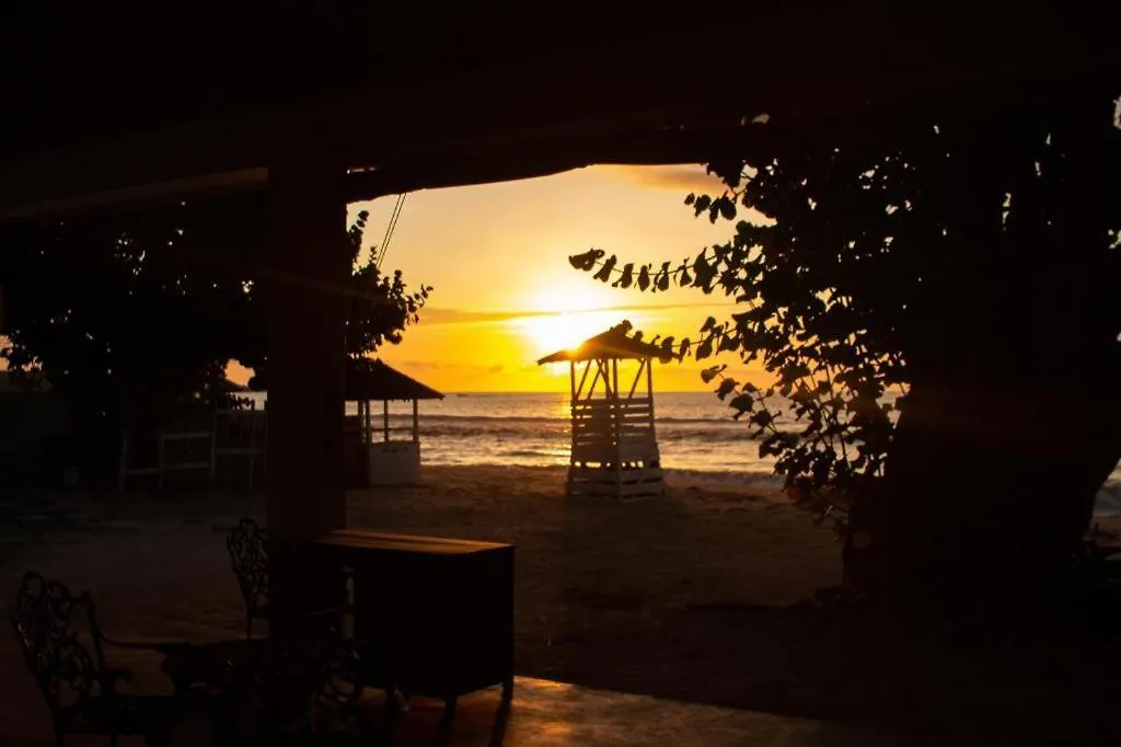 Merrils Deluxe Negril Hotel